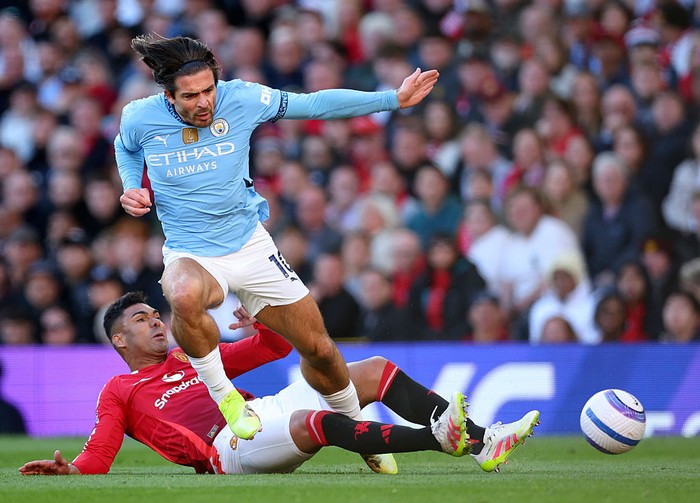 **Tampar Grealish, Fan MU Dilarang Masuk Stadion 3 Tahun: Reaksi dan Dampak di Old Trafford**