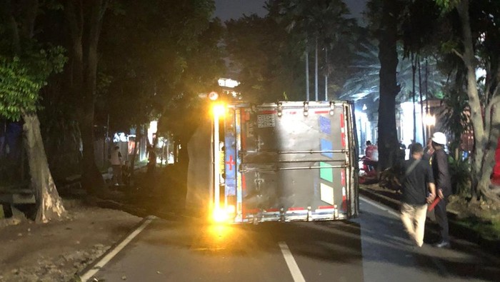 Truk Kontainer Rem Blong, Tabrak Pohon Lalu Terguling di Jl Pemuda Bogor: Kecelakaan Mengerikan yang Mengguncang Kota