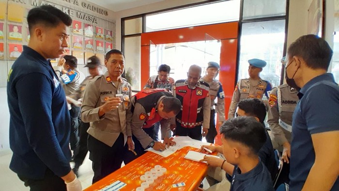 [Anggota Polsek Kelapa Gading Dites Urine Mendadak, Ini Hasilnya yang Mengejutkan!]