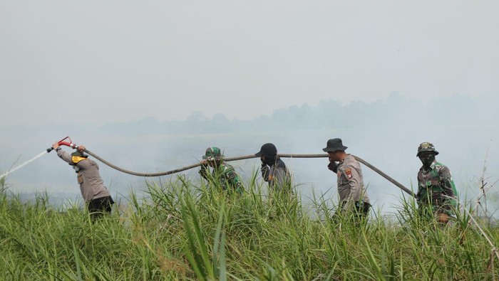 Rokan Hilir Terancam: Titik Hotspot Muncul, Kapolres-Wabup Berlomba Padamkan Api!