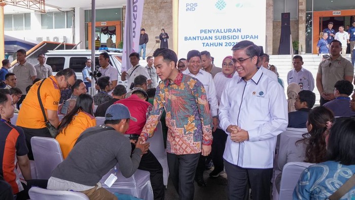 **Menaker dan Wapres Periksa Penyaluran BSU 2025 di Kantor Pos Fatmawati**