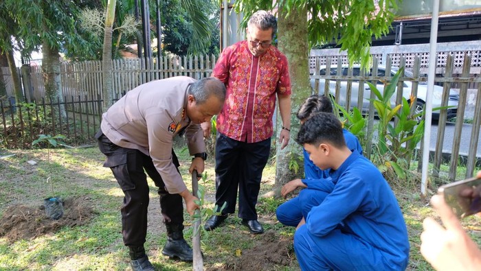 Polda Riau Gencarkan Green Policing di Sekolah, Siswa Diajak Tanam Pohon - Update 1