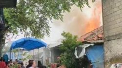 **Terbakar Total! 5 Unit Damkar Hadapi Kebakaran Rumah di Kalideres Jakbar**