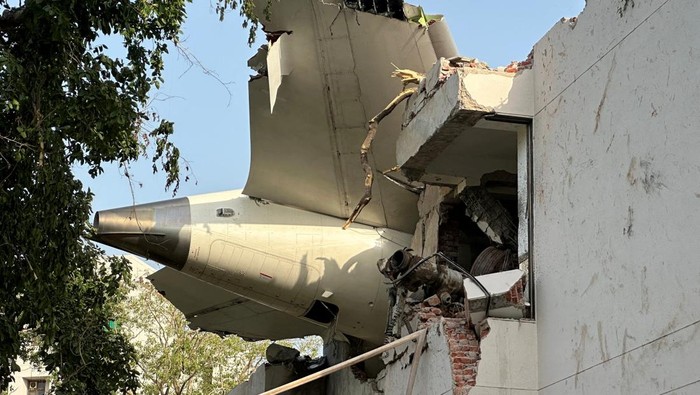 Rekaman Kokpit Air India: Diduga Pilot Matikan Sakelar Bahan Bakar, Apa yang Terjadi?