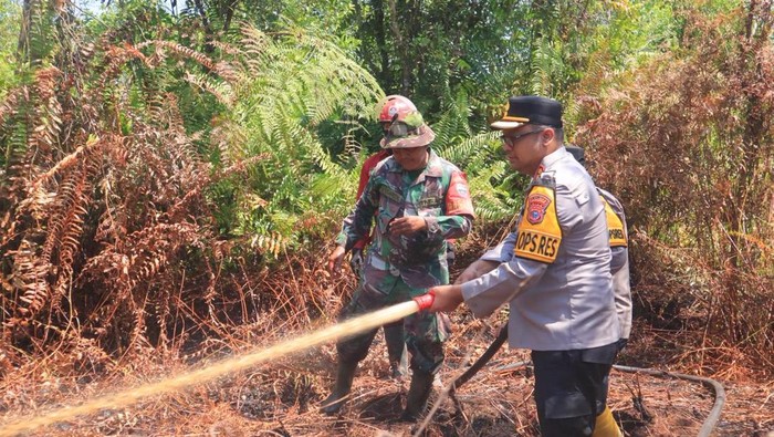 Kapolres Kampar, Aksi Sigap Turun Tangan, Tangani Karhutla di Rimbo Panjang!