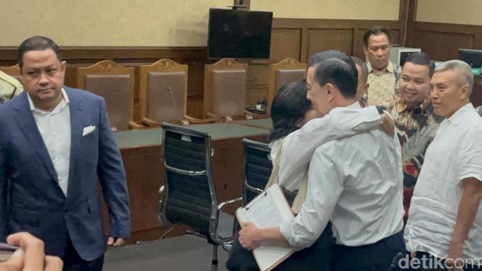 **Tom Lembong Langsung Peluk Istri Usai Divonis 4,5 Tahun Penjara, Emosi Menderu di Sidang Korupsi Impor Gula**