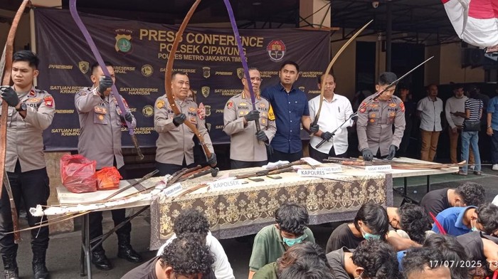 **Polisi Gagalkan 100 Remaja Jaktim Rencana Tawuran, 35 Diamankan di Lubang Buaya**