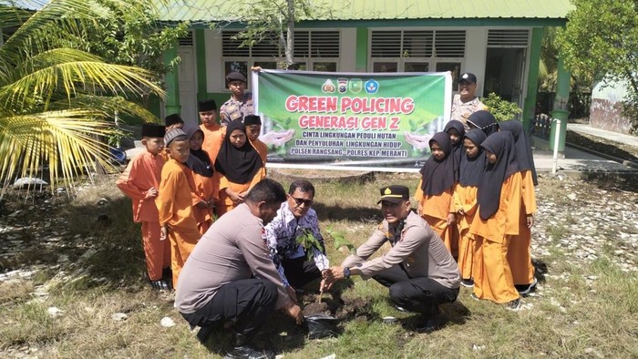 Polisi Meranti Tanam Pohon Bersama Anak SD, Gencarkan 'Green Policing'