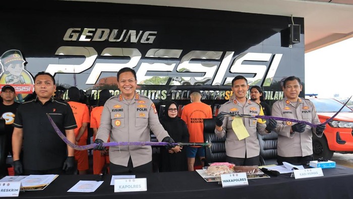**Pemuda Bekasi Bawa Sajam, Lari saat Ditemukan Polisi**
