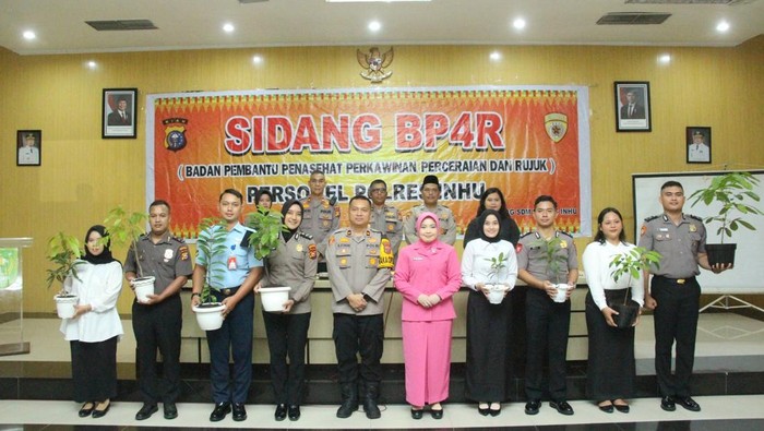 **Unik! Polres Inhu Berikan Bibit Pohon Sebagai Kado untuk Calon Pasangan Polri di Sidang Pranikah**