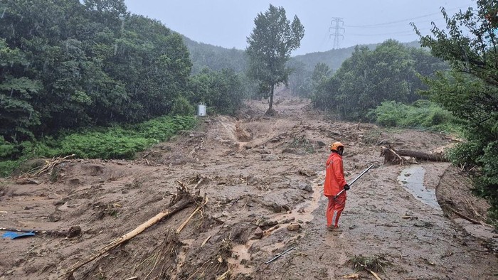 Banjir Bandang Membuat Warga Ciamis Rela Tidur di Jalan