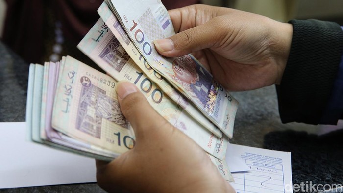 Nekat! Tersangka Korupsi Bakar Uang Rp 3,8 M Saat Digerebek, Polisi Heboh