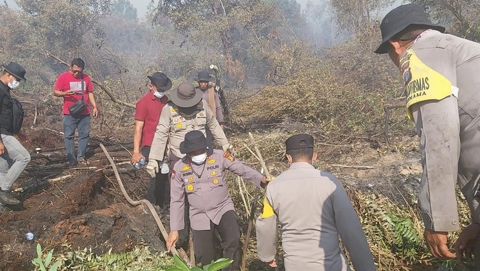 Polisi-Masyarakat Peduli Api Respons Cepat Tangani Karhutla di Dumai, 6 Hektare Lahan Terbakar