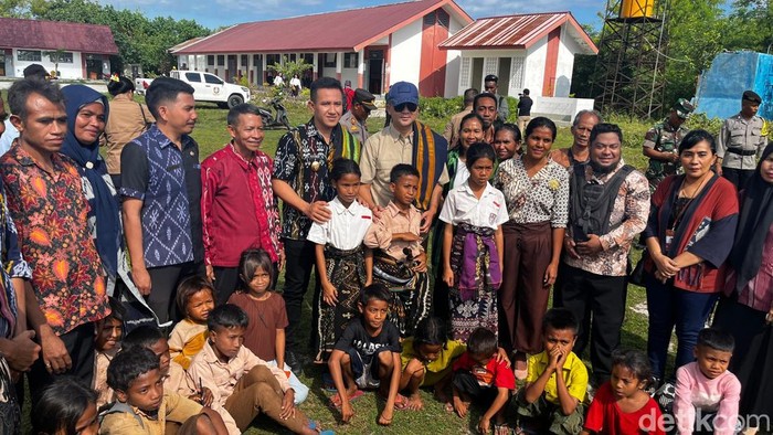 Menteri Iftitah Tinjau Pembangunan Toilet Sekolah di Sumba Barat Daya, Perhatian Khusus bagi Anak-anak Belajar di Pedesaan