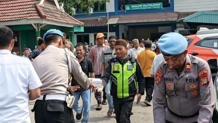Sipropam Polres Priok Gelar Jumat Berkah, Bagikan 150 Nasi Kotak untuk Warga Sekitar