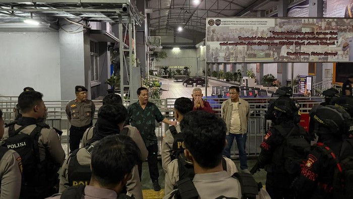 [Ditjenpas Sidak Lapas Cipinang, 25 Napi Bermasalah Dipindah ke Nusakambangan]