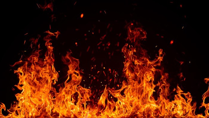 **Tiga Kios di Bogor Terbakar Diduga Akibat Korsleting Listrik, Warga Sempat Panik**