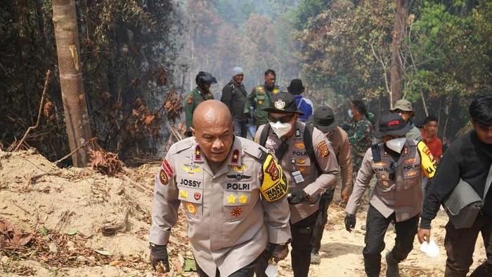 **Wakapolda Riau dan Bupati Rohul Terjun Langsung Pemadaman Karhutla di Rokan Hulu**