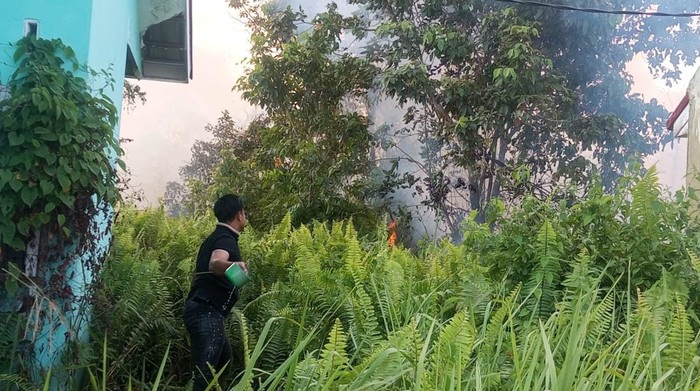 **2 Ha Lahan di Kampar Terbakar: Nyaris Ceking Perumahan, Pelaku Dikukuh Tangkap**