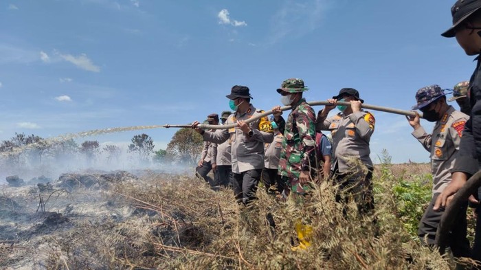 Kapolda Riau Tegaskan: Jangan Biarkan Api Merenggut Riau! Monitor Titik Api, Jaga Kelestarian Hutan!