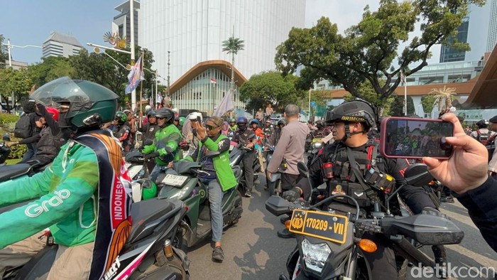 **Demo Ojol di Jakpus: Jalan Medan Merdeka Selatan Ditutup, Aksi Kebangkitan Transportasi Online Berlangsung**