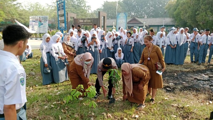 **Polres Dumai Turunkan Pasukan Hijau, Ajak Siswa Tanam Pohon Lawan Karhutla**