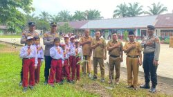 “Polisi di Inhu Ajak Siswa SD Tanam Pohon, Curi Perhatian Sebagai Pembina Upacara”