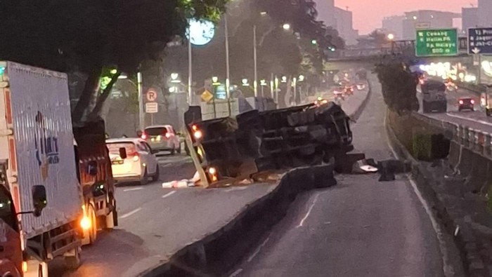 Truk Terguling di Jalur TransJ, Bus Koridor 9 Tak Berhenti di Tebet-Cikoko