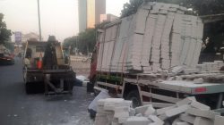 Truk Hebel Berongga, Lalin Tersendat di Kuningan!