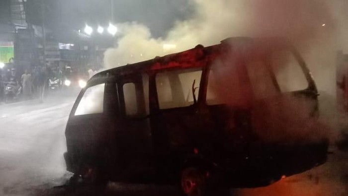 Tragedi Angkot di Bogor: Sopir Terluka, Api Meneror Kota
