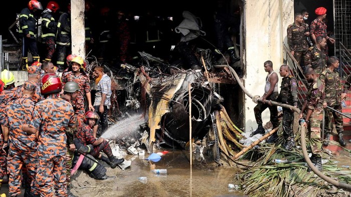 Tragedi空 Pesawat Bangladesh: 20 Nyawa Hilang, Pilot Termasuk Korban