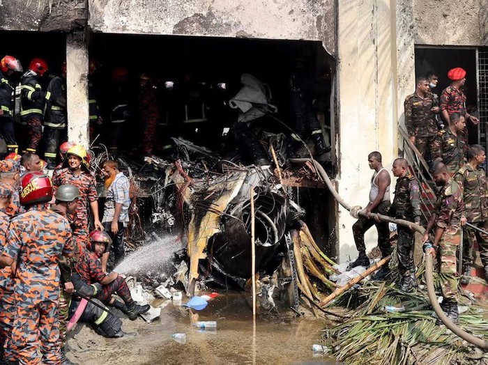 Pilu 25 Orang Tewas Saat Pesawat Latih Bangladesh Jatuh Menimpa Sekolah, Tragediaruhan Kemanusiaan