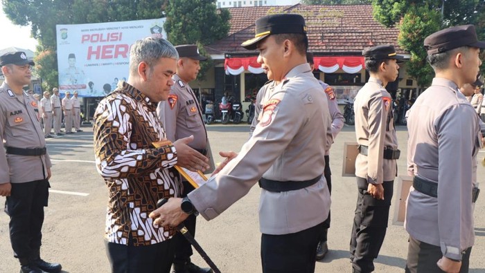 Kejar-Amankan Penjambret Rp 300 Juta di Depok: 2 Warga Berprestasi, Genggam Penghargaan!