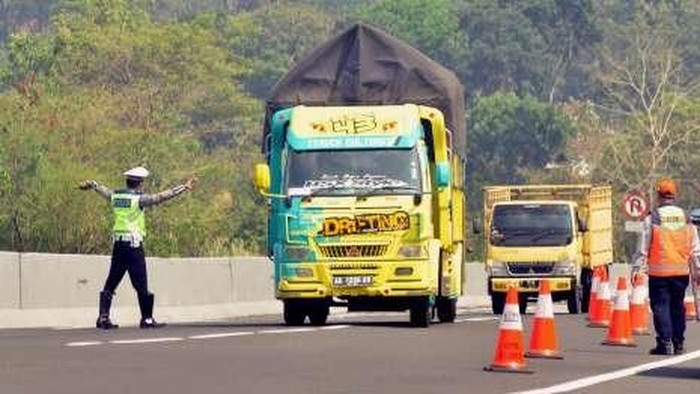 **Waspadai! Ini Ciri-Ciri Kendaraan Berlebihan Dimensi dan Muatan yang Ancam Keselamatan Jalan**