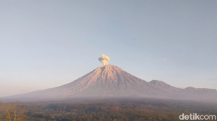 **Gunung Semeru 5 Kali Erupsi, Warga Jawa Timur Dalam Radius 3 Km Diminta Waspada**