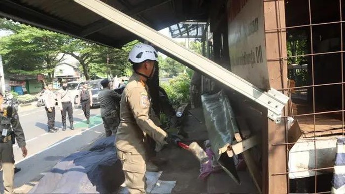 Satpol PP Bongkar 79 Bangunan hingga PKL Liar di Jl Juanda Depok:_operasi Ganas Penataan Kota