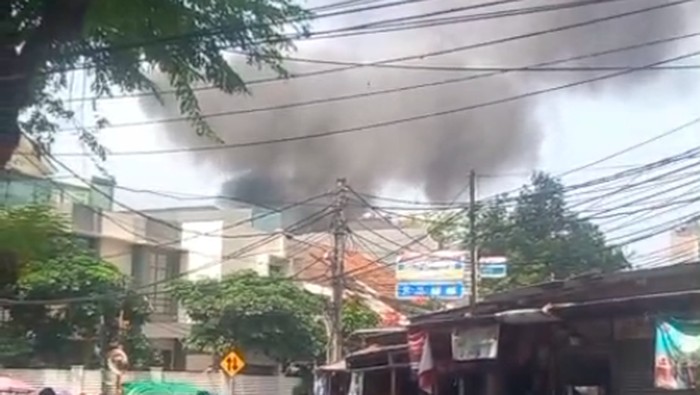 Kebakaran Mencekam di Matraman, 70 Personel Damkar Beraksi!