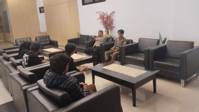 Bhabin Polres Bogor Mediasi Video Settingan di Pakansari, Jaga Kebakaran emosi!