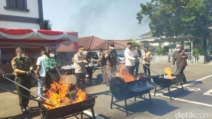 **Kejari Pandeglang Hancurkan 7 Senpi Perburuan Badak, Barang Bukti Inkrah Musnah Dengan Aman**