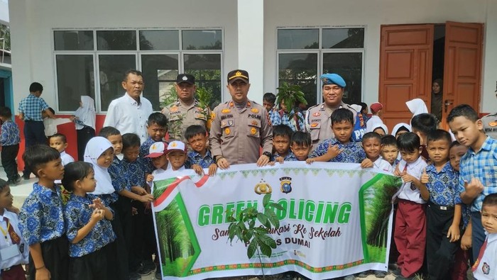 **Polres Dumai Tanam Pohon Serentak, Peringati Hari Anak Nasional di SDN 05 Batu Kapur**