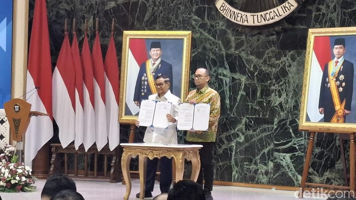 Pramono Berbisik Kepada Jajarannya: