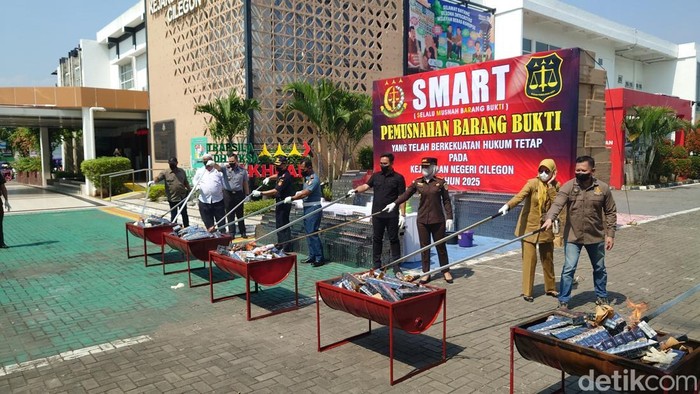 Belasan Juta Batang Rokok Ilegal yang Bikin Negara Rugi Rp 12 M Dimusnahkan - Update 1