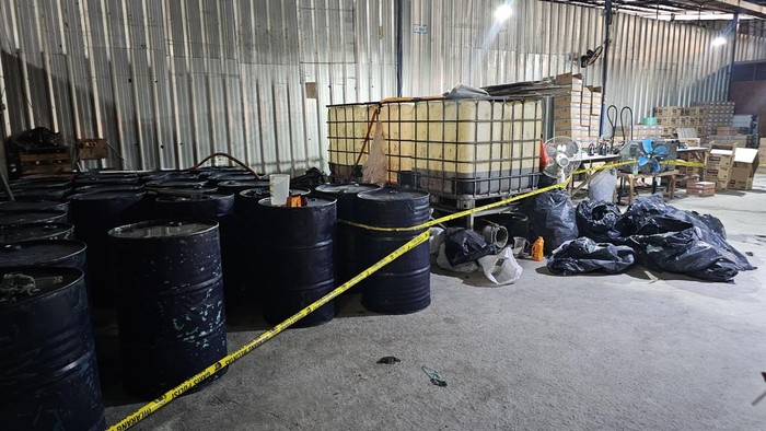 Polisi Bongkar Peran 8 Tersangka Kasus Pabrik Oli Palsu di Tangerang - Update 1