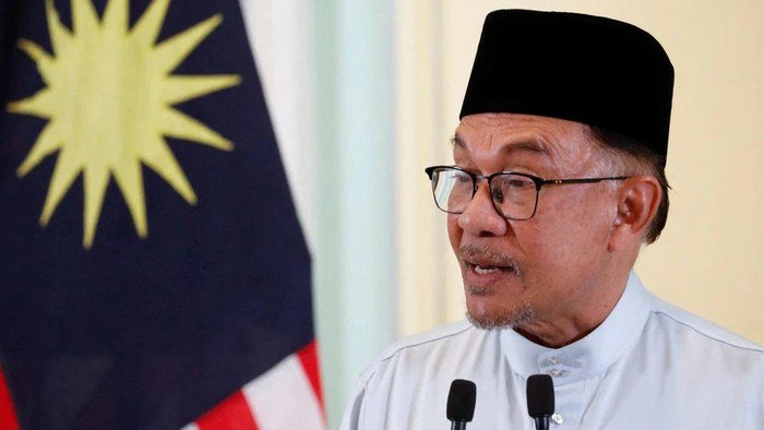 Malaysia Turunkan BBM dan Salurkan Bantuan 100 Ringgit Usai Protes Biaya Hidup