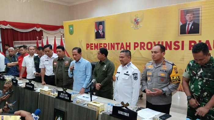 **TNI dan Polda Riau Bersatu Padamkan Karhutla, 900 Prajurit Turun di Lapangan**