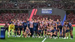 **Momen Bahagia Pemain Arsenal Angkat Trofi Pramusim di Singapura: Kemenangan Menawan atas AC Milan**