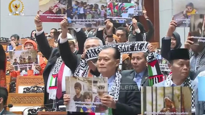 Momen Anggota DPR Ramai-ramai Angkat Poster Dukung Palestina saat Paripurna: Solidaritas atau Politik?
