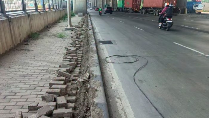 Maling di Koja: Kreativitas Berbahaya, Bongkar Trotoar demi Curi Kabel Lampu Jalan