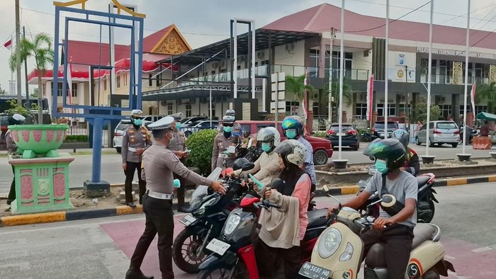 Polisi di Dumai Salurkan Masker, Operasi Patuh Antisipasi Kabut Asap