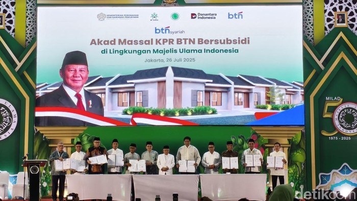 Pemerintah Serahkan 1.975 Rumah Subsidi untuk Guru Ngaji dan Da'i di Milad MUI Ke-50
